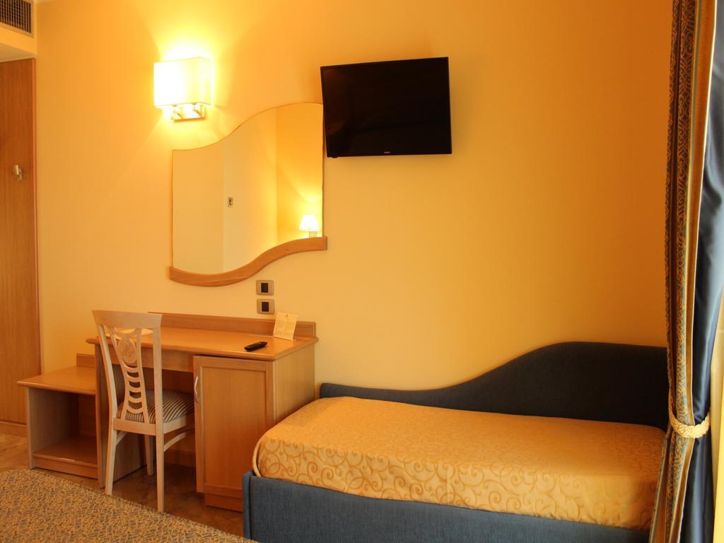 Blu Tropical Resort Zambrone Ruang foto