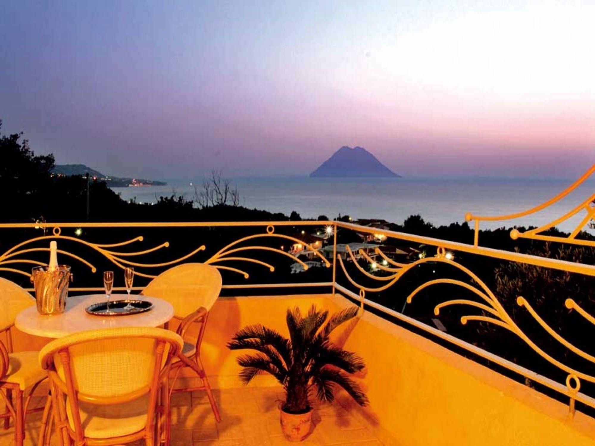 Blu Tropical Resort Zambrone Bagian luar foto